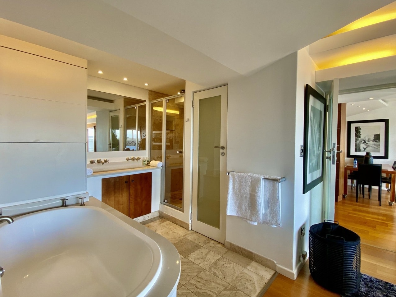 Clifton Beachfront Executive Apartment - Bathroom 1