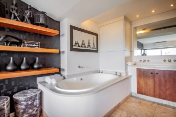 Clifton Beachfront Executive Apartment - Bathroom 2